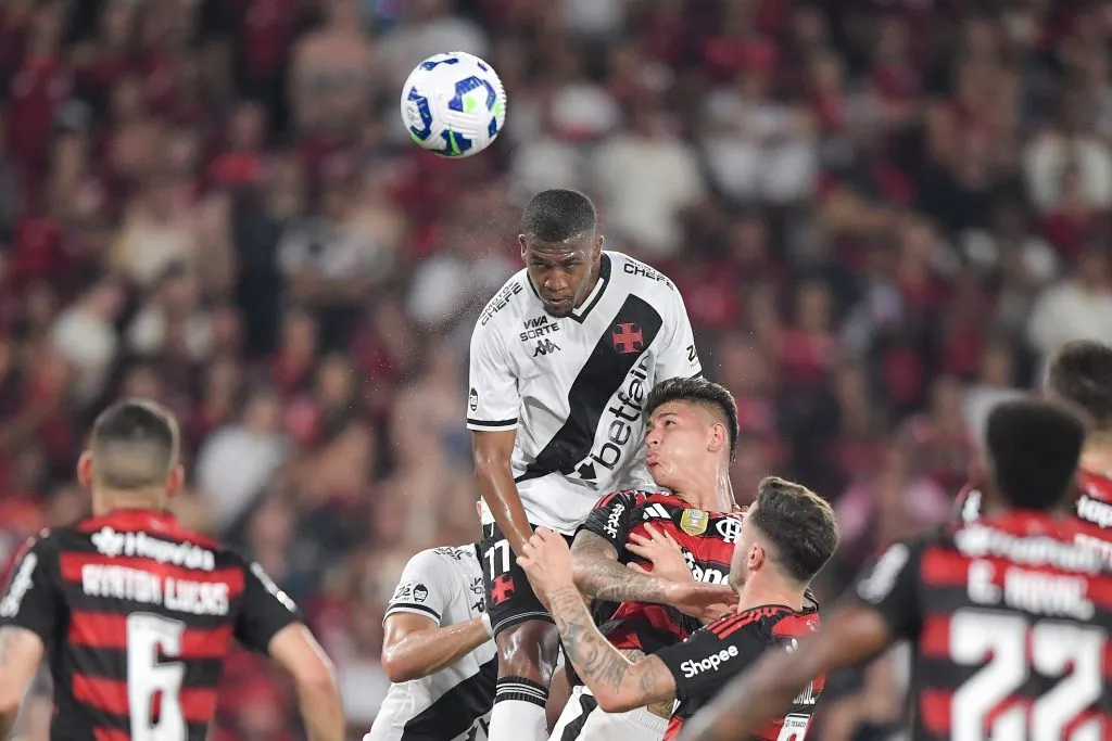 Rayan jogador do Vasco durante partida contra o Flamengo no estadio Maracana pelo campeonato Brasileiro A 2025. Foto: Thiago Ribeiro/AGIF