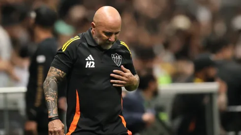 MG – BELO HORIZONTE – 14/09/2025 – BRASILEIRO A 2025, ATLETICO-MG X SANTOS – Jorge Sampaoli tecnico do Atletico-MG lamenta durante partida contra o Santos no estadio Arena MRV pelo campeonato Brasileiro A 2025. Foto: Gilson Lobo/AGIF