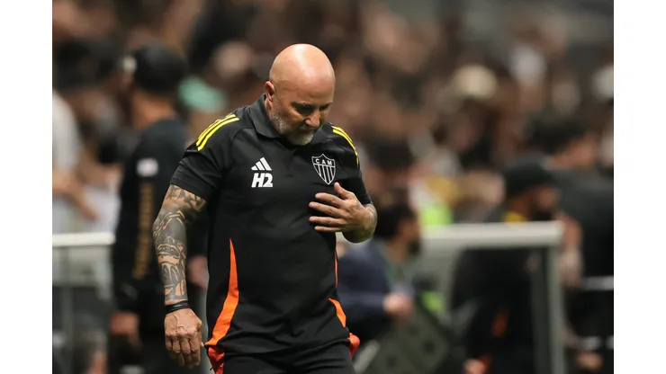 MG - BELO HORIZONTE - 14/09/2025 - BRASILEIRO A 2025, ATLETICO-MG X SANTOS - Jorge Sampaoli tecnico do Atletico-MG lamenta durante partida contra o Santos no estadio Arena MRV pelo campeonato Brasileiro A 2025. Foto: Gilson Lobo/AGIF