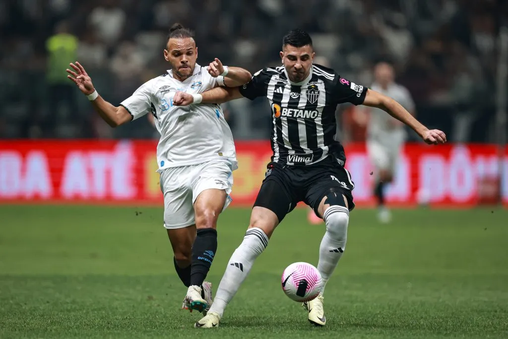 MG – BELO HORIZONTE – 09/10/2024 – BRASILEIRO A 2024, ATLETICO-MG X GREMIO – Battaglia jogador do Atletico-MG disputa lance com Braithwaite jogador do Gremio durante partida no estadio Arena MRV pelo campeonato Brasileiro A 2024. Foto: Gilson Lobo/AGIF