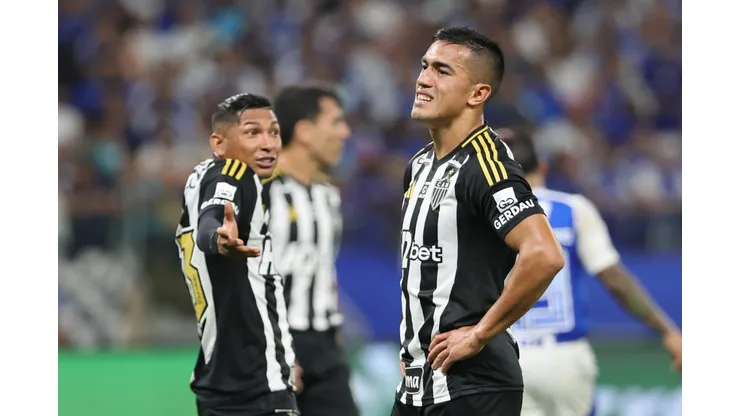 MG - BELO HORIZONTE - 11/09/2025 - COPA DO BRASIL 2025, CRUZEIRO X ATLETICO-MG - Cuello jogador do Atletico-MG lamenta durante partida contra o Cruzeiro no estadio Mineirao pelo campeonato Copa Do Brasil 2025. Foto: Gilson Lobo/AGIF