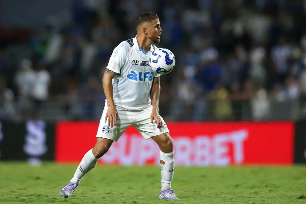 Cuellar jogador do Grêmio durante a partida entre CSA -Foto: Marlon Costa/AGIF