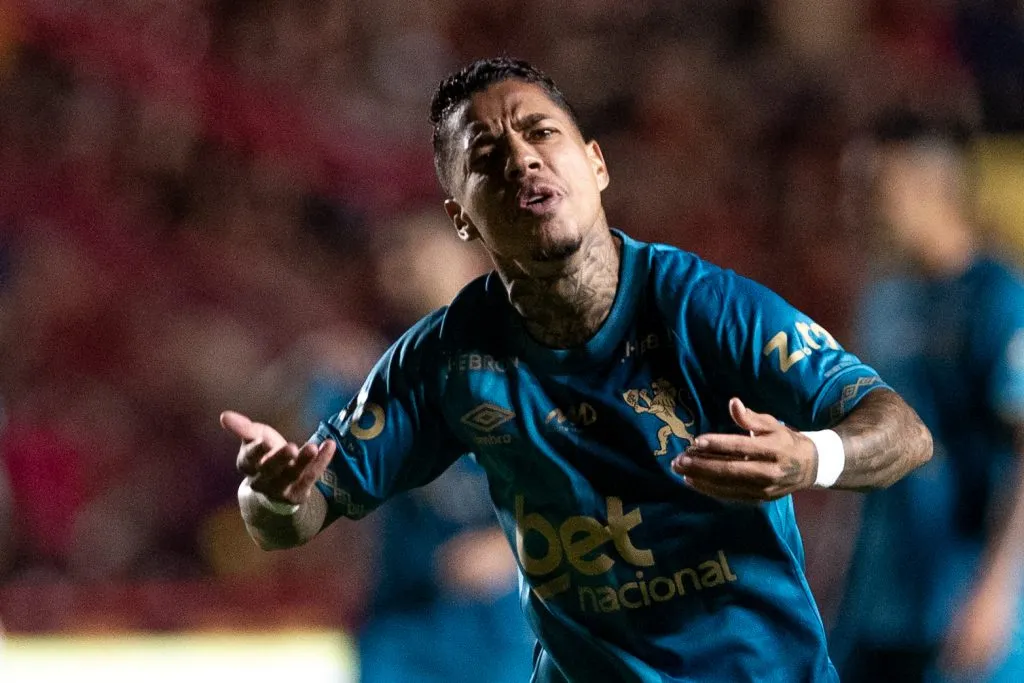 Matheusinho jogador do Sport durante partida contra o Corinthians no estadio Ilha do Retiro pelo campeonato Brasileiro A 2025. Foto: Rafael Vieira/AGIF