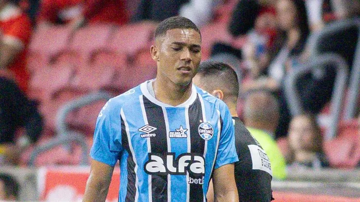 Carlos Vinicius não teve lesão no Grêmio.