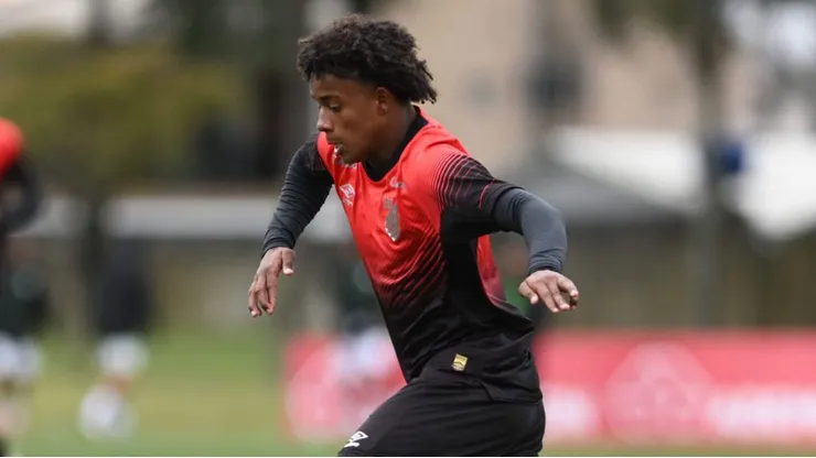 Foto: Yan Guimarães/athletico.com.br - Bruninho durante confronto contra o América-MG no Campeonato Brasileiro sub-17.