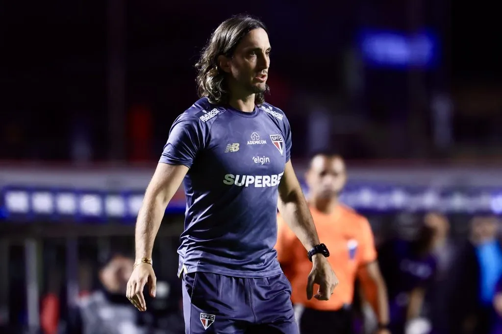 Luis Zubeldia tecnico do Sao Paulo durante partida contra o Talleres no estadio Morumbi pelo campeonato Copa Libertadores 2025. Foto: Marcello Zambrana/AGIF