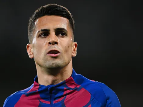 João Cancelo aparece vestindo a camisa do Corinthians e torcida pede contratação