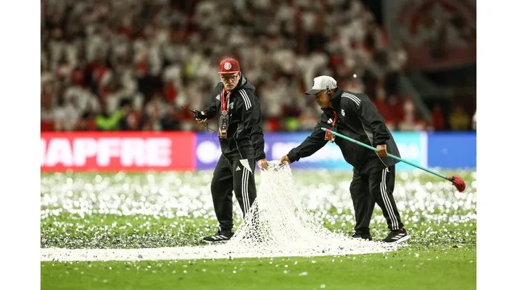 PORTO ALEGRE, BRAZIL - AUGUST 20: Staff members help clear the pitch before a Copa CONMEBOL Libertadores 2025 Round of 16 Second Leg match between Internacional and Flamengo at Beira-Rio Stadium on August 20, 2025 in Porto Alegre, Brazil. (Photo by Pedro H. Tesch/Getty Images)
