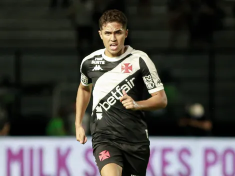 Paulinho segue na mira do Atlético-MG; lateral se incomoda com poucos minutos no Vasco