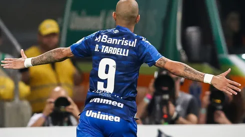 RS – Porto Alegre – 07/11/2019 – Brasileiro A 2019, Gremio x CSA – Diego Tardelli jogador do Gremio comemora seu gol durante partida contra o CSA no estadio Arena do Gremio pelo campeonato Brasileiro A 2019. Foto: Pedro H. Tesch/AGIF