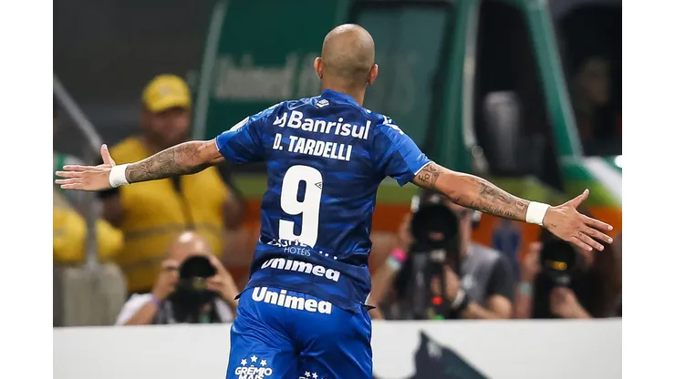 RS - Porto Alegre - 07/11/2019 - Brasileiro A 2019, Gremio x CSA - Diego Tardelli jogador do Gremio comemora seu gol durante partida contra o CSA no estadio Arena do Gremio pelo campeonato Brasileiro A 2019. Foto: Pedro H. Tesch/AGIF