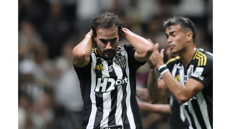 MG - BELO HORIZONTE - 14/09/2025 - BRASILEIRO A 2025, ATLETICO-MG X SANTOS - Igor Gomes jogador do Atletico-MG lamenta durante partida contra o Santos no estadio Arena MRV pelo campeonato Brasileiro A 2025. Foto: Gilson Lobo/AGIF