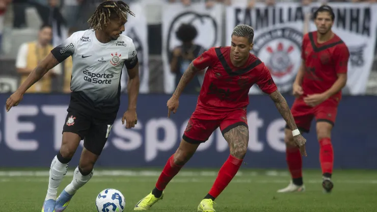 Carrilo jogador do Corinthians disputa lance com Carlos Alberto jogador do Sport durante partida no estadio Arena Corinthians pelo campeonato Brasileiro A 2025.