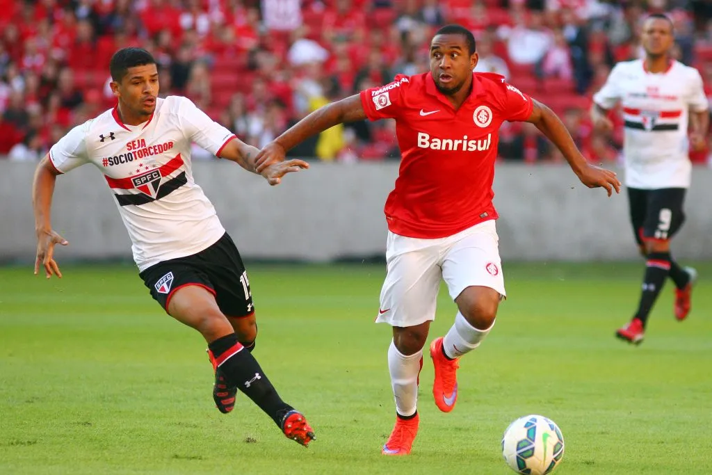PORTO ALEGRE, BRAZIL – MAY 31: Anderson of Internacional battles for the ball against Denilson of Sao Paulo during match between Internacional and Sao Paulo as part of Brasileirao Series A 2015, at Estadio Beira-Rio on May 31, 2015, in Porto Alegre, Brazil. (Photo by Lucas Uebel/Getty Images)