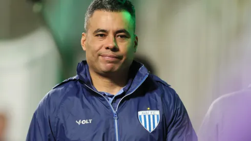 Jair Ventura durante confronto entre Avaí e América-MG na Série B de 2025.