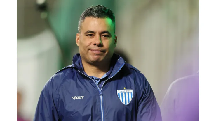 Jair Ventura durante confronto entre Avaí e América-MG na Série B de 2025.
