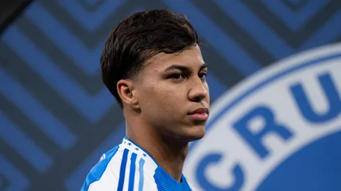 MG - BELO HORIZONTE - 21/09/2025 - BRASILEIRO A 2025, CRUZEIRO X BRAGANTINO - Kaio Jorge Jogador do Cruzeiro durante entrada em campo para partida contra o Bragantino no estadio Mineirao pelo campeonato Brasileiro A 2025. Foto: Alessandra Torres/AGIF