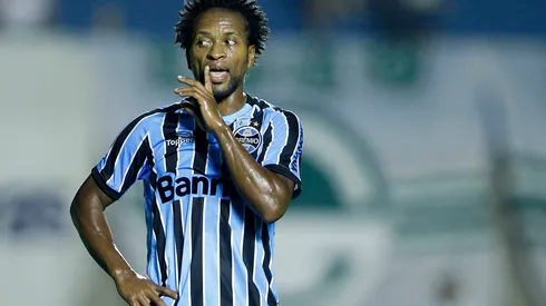 RETROSPECTIVA AGIF 2014 – ZE ROBERTA VITIMA DE GOLPE – GOIANIA – GO – 18/10/2014 – BRASILEIRO A 2014, GOIAS X GREMIO – Ze Roberto do Gremio durante partida contra o Goias no estadio Serra Dourada pelo Campeonato Brasileiro A 2014. Foto: Adalberto Marques/AGIF/Arquivo