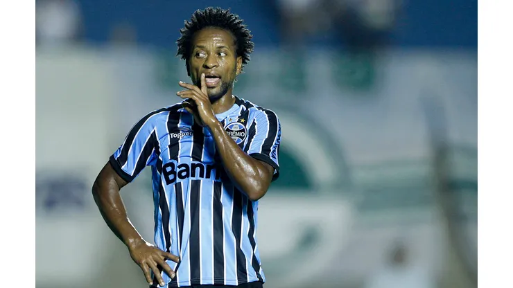 RETROSPECTIVA AGIF 2014 - ZE ROBERTA VITIMA DE GOLPE - GOIANIA - GO - 18/10/2014 - BRASILEIRO A 2014, GOIAS X GREMIO - Ze Roberto do Gremio durante partida contra o Goias no estadio Serra Dourada pelo Campeonato Brasileiro A 2014. Foto: Adalberto Marques/AGIF/Arquivo