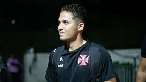 Paulinho desembarca em São Januário para confronto diante do Bangu. Foto: Matheus Lima / Vasco