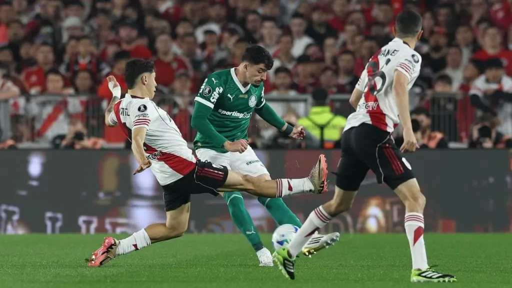 O jogador Joaquín Piquerez, da SE Palmeiras, disputa bola com o jogador do CA River Plate, durante partida válida pelas quartas de final, ida, da Copa Libertadores, no Estádio Monumental. (Foto: Cesar Greco/Palmeiras/by Canon)