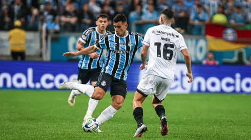 RS – PORTO ALEGRE – 09/07/2023 – BRASILEIRO A 2023, GREMIO X BOTAFOGO – Franco Cristaldo jogador do Gremio disputa lance com Hugo jogador do Botafogo durante partida no estadio Arena do Gremio pelo campeonato Brasileiro A 2023. Foto: Maxi Franzoi/AGIF