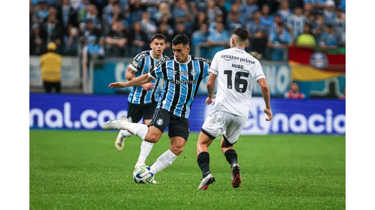 RS - PORTO ALEGRE - 09/07/2023 - BRASILEIRO A 2023, GREMIO X BOTAFOGO - Franco Cristaldo jogador do Gremio disputa lance com Hugo jogador do Botafogo durante partida no estadio Arena do Gremio pelo campeonato Brasileiro A 2023. Foto: Maxi Franzoi/AGIF