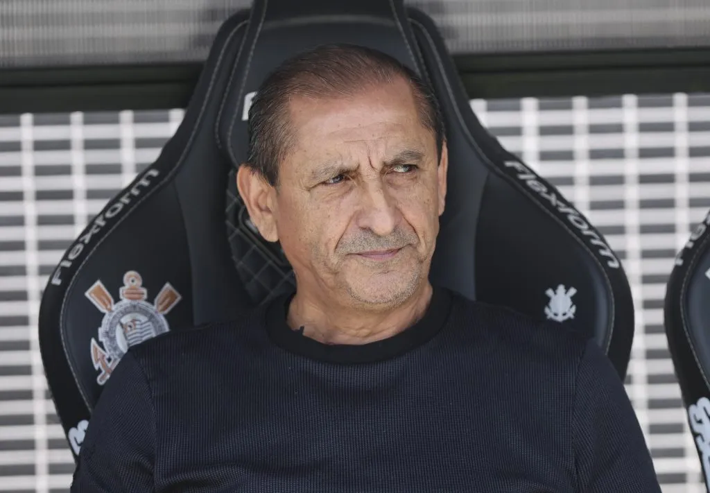 SAO PAULO, BRAZIL – NOVEMBER 20: Ramon Diaz, head coach of Corinthians looks on during a Brasileirao 2024 match at Neo Quimica Arena on November 20, 2024 in Sao Paulo, Brazil. (Photo by Alexandre Schneider/Getty Images)