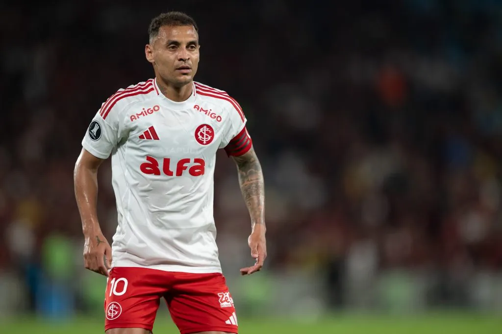 RJ – RIO DE JANEIRO – 13/08/2025 – COPA LIBERTADORES 2025, FLAMENGO X INTERNACIONAL – Alan Patrick jogador do Internacional durante partida contra o Flamengo no estadio Maracana pelo campeonato Copa Libertadores 2025. Foto: Jorge Rodrigues/AGIF