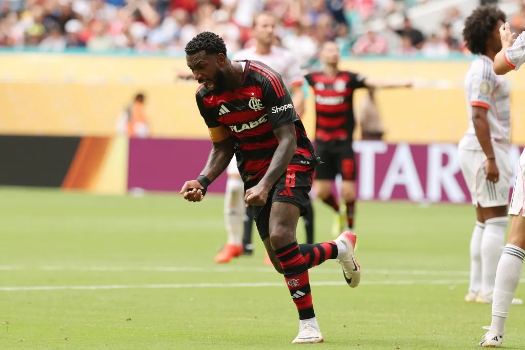 Gerson comemora gol marcado na partida diante do Bayern de Munique. (Photo by Michael Reaves/Getty Images)