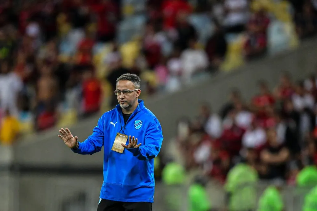 RJ – RIO DE JANEIRO – 15/05/2024 – COPA LIBERTADORES 2024, FLAMENGO X BOLIVAR – Flavio Robatto tecnico do Bolivar durante partida contra o Flamengo no estadio Maracana pelo campeonato Copa Libertadores 2024.  Foto: Thiago Ribeiro/AGIF