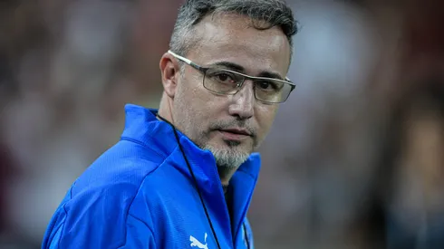 RJ – RIO DE JANEIRO – 15/05/2024 – COPA LIBERTADORES 2024, FLAMENGO X BOLIVAR – Flavio Robatto tecnico do Bolivar durante partida contra o Flamengo no estadio Maracana pelo campeonato Copa Libertadores 2024. Foto: Thiago Ribeiro/AGIF