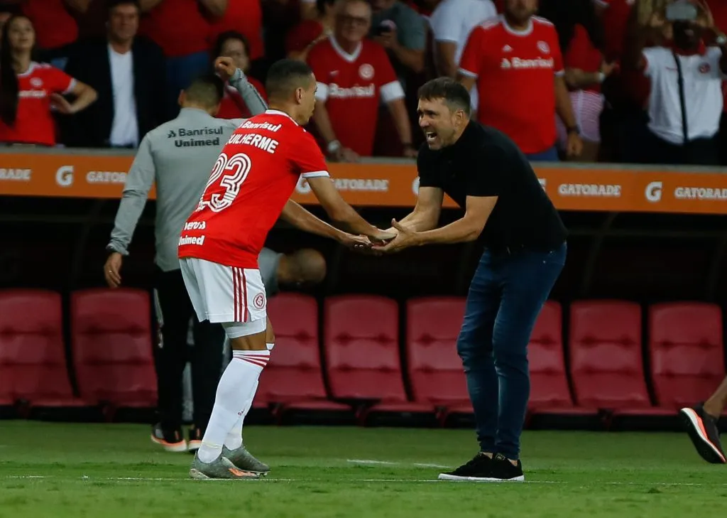RS – Porto Alegre – 11/02/2020 – Libertadores 2020, Internacional x Universidad de Chile – Marcos Guilherme do Internacional comemora seu gol com o Tecnico Eduardo Coudet durante partida contra o Universidad de Chile no estadio Beira-Rio pelo campeonato Libertadores 2020. Foto: Jeferson Guareze/AGIF