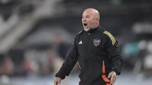 RJ – RIO DE JANEIRO – 20/09/2025 – BRASILEIRO A 2025, BOTAFOGO X ATLETICO-MG – Jorge Sampaoli tecnico do Atletico-MG durante partida contra o Botafogo no estadio Engenhao pelo campeonato Brasileiro A 2025. Foto: Thiago Ribeiro/AGIF