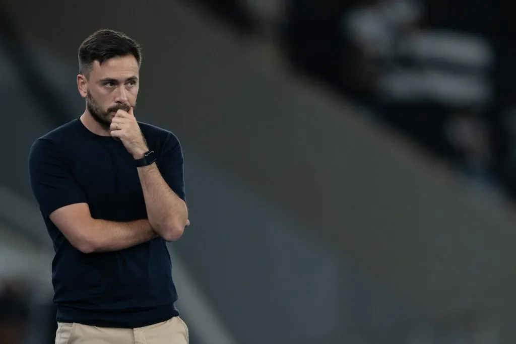 Davide Ancelotti tecnico do Botafogo durante partida contra o Bragantino no estadio Engenhao pelo campeonato Brasileiro A 2025. Foto: Jorge Rodrigues/AGIF
