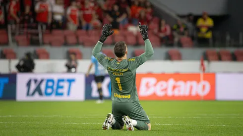RS – PORTO ALEGRE – 21/09/2025 – BRASILEIRO A 2025, INTERNACIONAL X GREMIO – Tiago Volpi goleiro do Gremio comemora gol de Andre Henrique durante partida contra o Internacional no estadio Beira-Rio pelo campeonato Brasileiro A 2025. Foto: Maxi Franzoi/AGIF