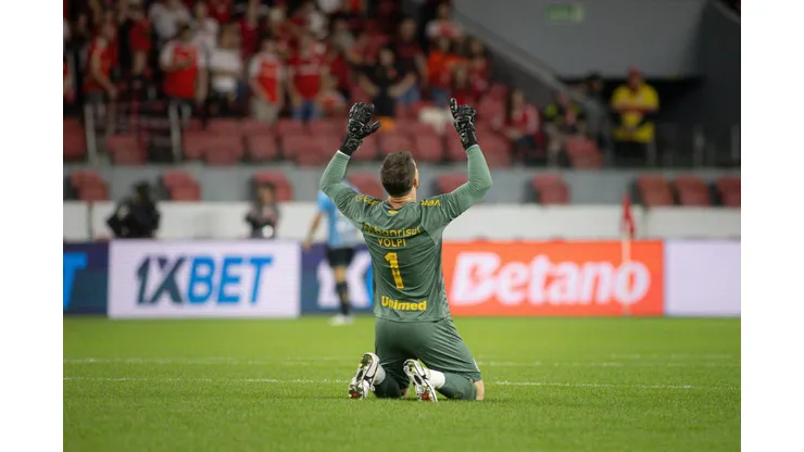 RS - PORTO ALEGRE - 21/09/2025 - BRASILEIRO A 2025, INTERNACIONAL X GREMIO - Tiago Volpi goleiro do Gremio comemora gol de Andre Henrique durante partida contra o Internacional no estadio Beira-Rio pelo campeonato Brasileiro A 2025. Foto: Maxi Franzoi/AGIF