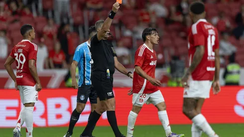 RS – PORTO ALEGRE – 21/09/2025 – BRASILEIRO A 2025, INTERNACIONAL X GREMIO – Alexandro Bernabei jogador do Internacional recebe cartao vermelho do arbitro durante partida contra o Gremio no estadio Beira-Rio pelo campeonato Brasileiro A 2025. Foto: Liamara Polli/AGIF