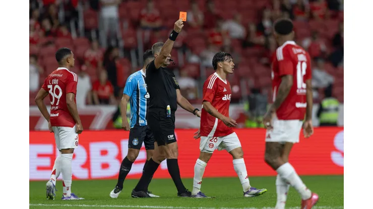 RS - PORTO ALEGRE - 21/09/2025 - BRASILEIRO A 2025, INTERNACIONAL X GREMIO - Alexandro Bernabei jogador do Internacional recebe cartao vermelho do arbitro durante partida contra o Gremio no estadio Beira-Rio pelo campeonato Brasileiro A 2025. Foto: Liamara Polli/AGIF