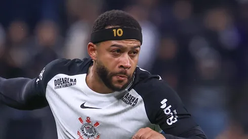Memphis Depay está tratando uma lesão no Corinthians.