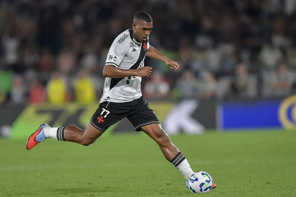 Rayan jogador do Vasco durante partida contra o Flamengo – Foto: Thiago Ribeiro/AGIF