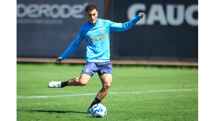 RS - FUTEBOL/ TREINO GREMIO 2025 - ESPORTES - Jogadores do Gremio realizam treino técnico durante a manha desta quarta-feira, no CT Luiz Carvalho, na preparação para a partida valida pelo Campeonato Brasileiro 2025. FOTO: LUCAS UEBEL/GREMIO FBPA