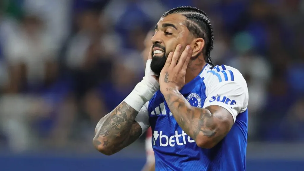 Gabigol se lamentando em jogo do Cruzeiro. Foto: Gilson Lobo/AGIF