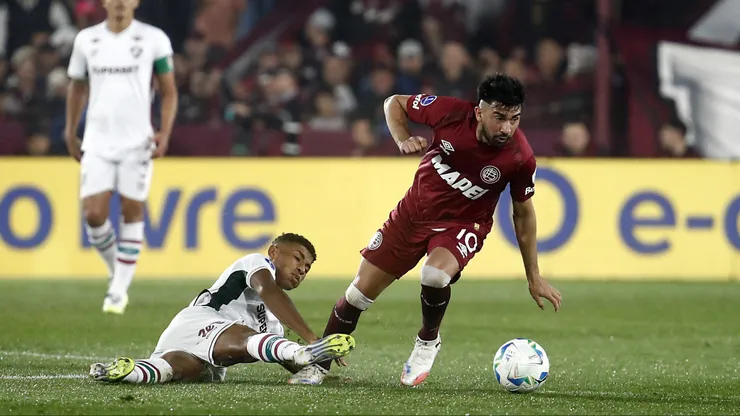 LANUS, ARGENTINA - SEPTEMBER 16: Hércules of Fluminense competes for the ball with Marcelino Moreno of Lanus during the quarter-final Copa CONMEBOL Sudamericana 2025 first-leg match between Lanus and Fluminense at Estadio Ciudad de Lanus (La Fortaleza) on September 16, 2025 in Lanus, Argentina. (Photo by Marcos Brindicci/Getty Images)