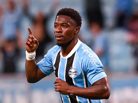 Torcida do Grêmio se irrita com Amuzu fora dos relacionados