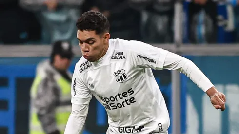 Paulo Baya jogador do Ceara durante partida contra o Gremio no estadio Arena do Gremio pelo campeonato Brasileiro A 2025. Foto: Maxi Franzoi/AGIF