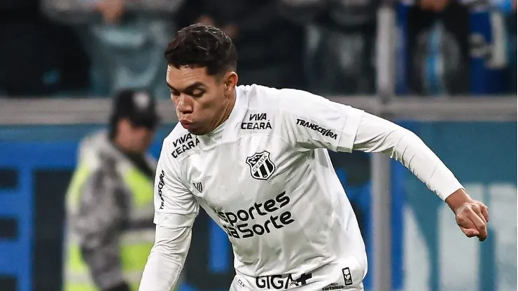 Paulo Baya jogador do Ceara durante partida contra o Gremio no estadio Arena do Gremio pelo campeonato Brasileiro A 2025. Foto: Maxi Franzoi/AGIF