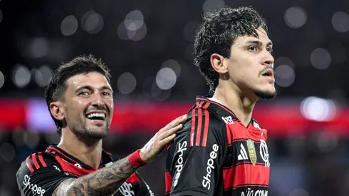 Pedro jogador do Flamengo comemora seu gol com Arrascaeta jogador da sua equipe durante partida contra o Vitoria no estadio Maracana pelo campeonato Brasileiro A 2025. Foto: Thiago Ribeiro/AGIF
