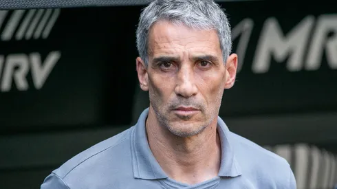 MG – BELO HORIZONTE – 14/09/2025 – BRASILEIRO A 2025, ATLETICO-MG X SANTOS – Juan Pablo Vojvoda tecnico do Santos durante partida contra o Atletico-MG no estadio Arena MRV pelo campeonato Brasileiro A 2025. Foto: Fernando Moreno/AGIF