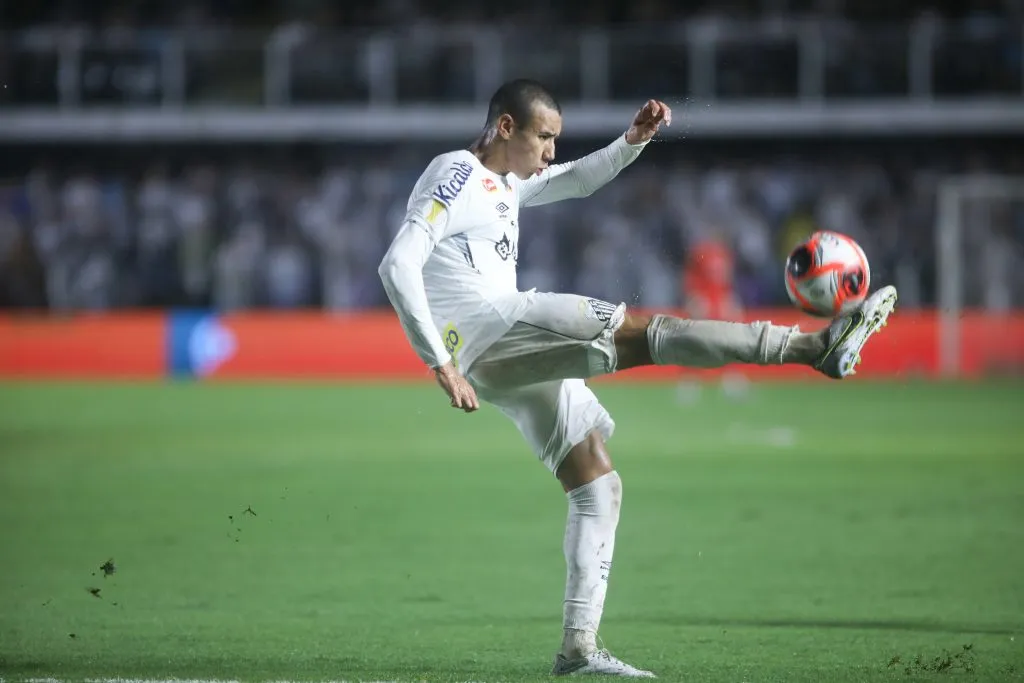 Vinicius Lira jogador do Santos durante partida contra o São Paulo pelo campeonato Paulista 2025. Foto: Reinaldo Campos/AGIF